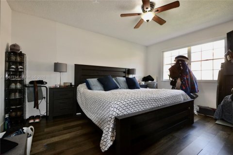 House in Miami, Florida 3 bedrooms, 180.79 sq.m. № 2030267 - photo 6