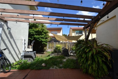 House in Miami, Florida 3 bedrooms, 180.79 sq.m. № 2030267 - photo 19