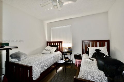 House in Miami, Florida 3 bedrooms, 180.79 sq.m. № 2030267 - photo 14