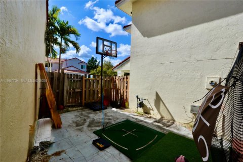 House in Miami, Florida 3 bedrooms, 180.79 sq.m. № 2030267 - photo 20