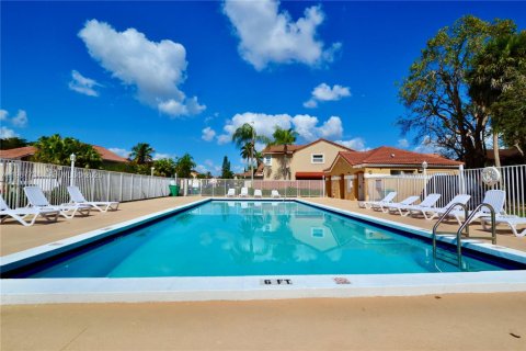 House in Miami, Florida 3 bedrooms, 180.79 sq.m. № 2030267 - photo 28