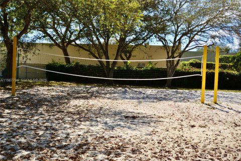 House in Miami, Florida 3 bedrooms, 180.79 sq.m. № 2030267 - photo 23