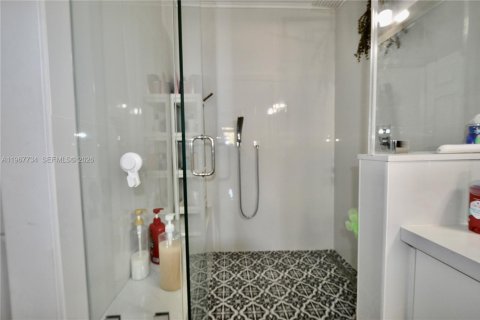 House in Miami, Florida 3 bedrooms, 180.79 sq.m. № 2030267 - photo 10