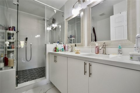 House in Miami, Florida 3 bedrooms, 180.79 sq.m. № 2030267 - photo 9