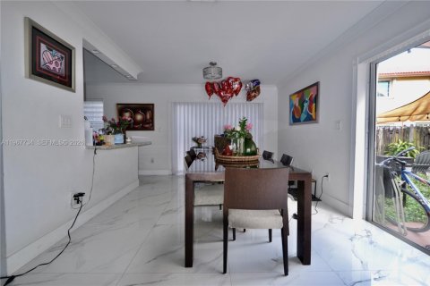 House in Miami, Florida 3 bedrooms, 180.79 sq.m. № 2030267 - photo 4