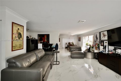 House in Miami, Florida 3 bedrooms, 180.79 sq.m. № 2030267 - photo 3