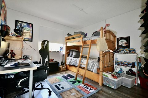 House in Miami, Florida 3 bedrooms, 180.79 sq.m. № 2030267 - photo 12