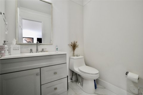 House in Miami, Florida 3 bedrooms, 180.79 sq.m. № 2030267 - photo 15