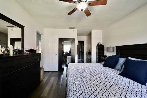 House in Miami, Florida 3 bedrooms, 180.79 sq.m. № 2030267 - photo 7