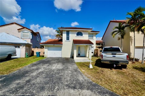 House in Miami, Florida 3 bedrooms, 180.79 sq.m. № 2030267 - photo 2