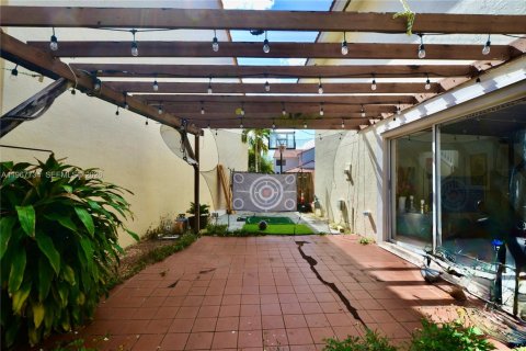 House in Miami, Florida 3 bedrooms, 180.79 sq.m. № 2030267 - photo 17