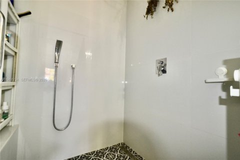 House in Miami, Florida 3 bedrooms, 180.79 sq.m. № 2030267 - photo 11