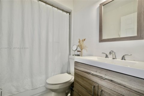 House in Miami, Florida 3 bedrooms, 180.79 sq.m. № 2030267 - photo 13