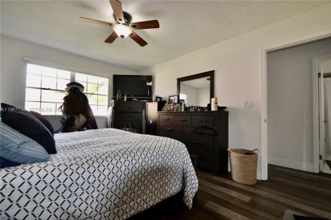 House in Miami, Florida 3 bedrooms, 180.79 sq.m. № 2030267 - photo 8