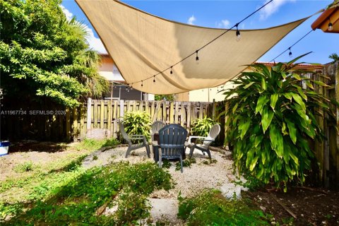 House in Miami, Florida 3 bedrooms, 180.79 sq.m. № 2030267 - photo 18