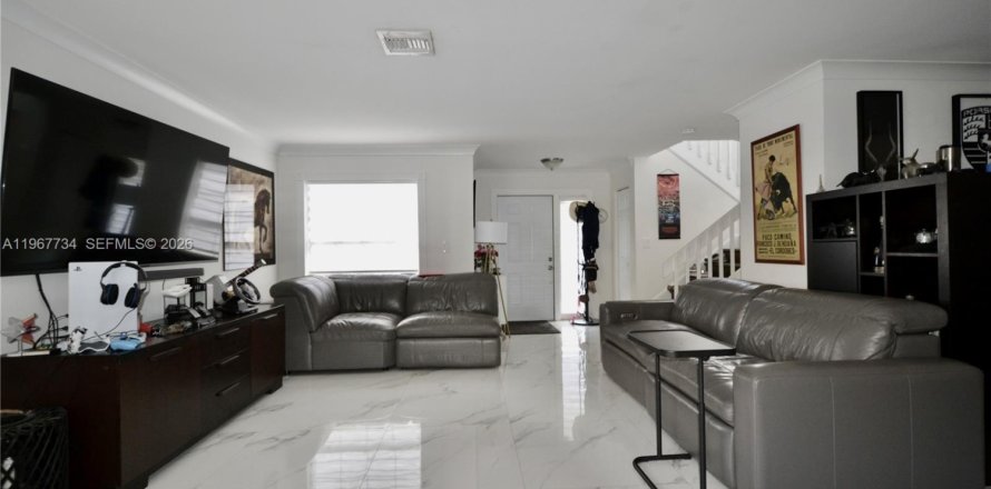 House in Miami, Florida 3 bedrooms, 180.79 sq.m. № 2030267