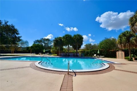 House in Miami, Florida 3 bedrooms, 180.79 sq.m. № 2030267 - photo 25