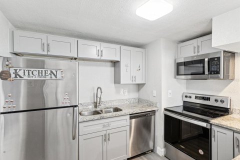 House in Largo, Florida 4 bedrooms, 103.4 sq.m. № 1780960 - photo 10