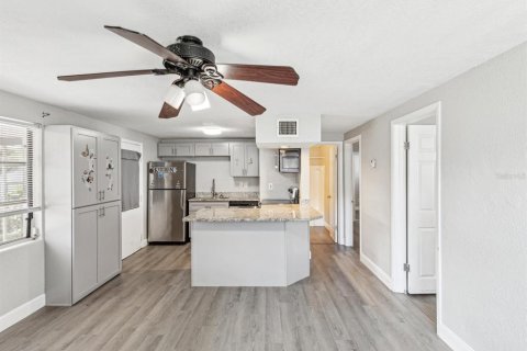 House in Largo, Florida 4 bedrooms, 103.4 sq.m. № 1780960 - photo 7