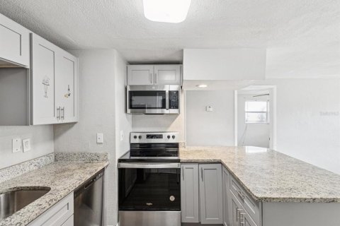House in Largo, Florida 4 bedrooms, 103.4 sq.m. № 1780960 - photo 9