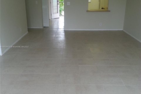 Condominio en venta en Tamarac, Florida, 2 dormitorios, 109.62 m2 № 2090496 - foto 3