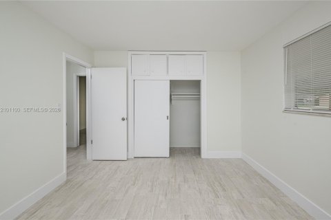 House in Hollywood, Florida 4 bedrooms, 196.67 sq.m. № 2401343 - photo 21