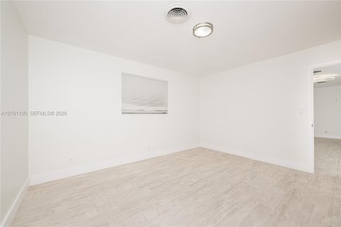 House in Hollywood, Florida 4 bedrooms, 196.67 sq.m. № 2401343 - photo 13