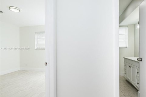 House in Hollywood, Florida 4 bedrooms, 196.67 sq.m. № 2401343 - photo 30