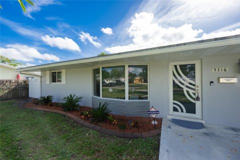 House in Hollywood, Florida 4 bedrooms, 196.67 sq.m. № 2401343 - photo 2