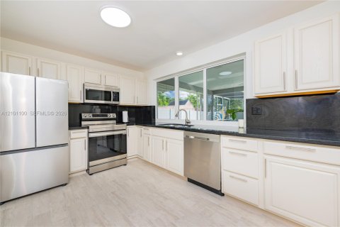 House in Hollywood, Florida 4 bedrooms, 196.67 sq.m. № 2401343 - photo 7