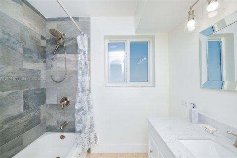 House in Hollywood, Florida 4 bedrooms, 196.67 sq.m. № 2401343 - photo 25