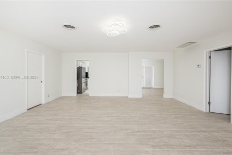 House in Hollywood, Florida 4 bedrooms, 196.67 sq.m. № 2401343 - photo 6