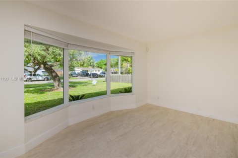 House in Hollywood, Florida 4 bedrooms, 196.67 sq.m. № 2401343 - photo 4