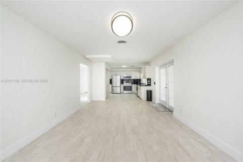 House in Hollywood, Florida 4 bedrooms, 196.67 sq.m. № 2401343 - photo 10