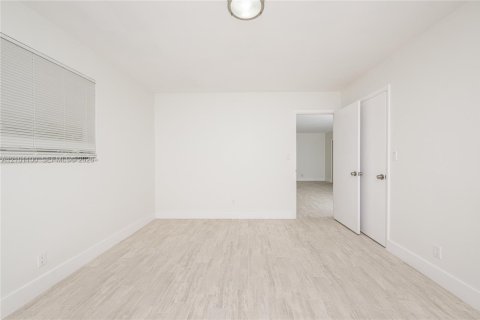 House in Hollywood, Florida 4 bedrooms, 196.67 sq.m. № 2401343 - photo 12