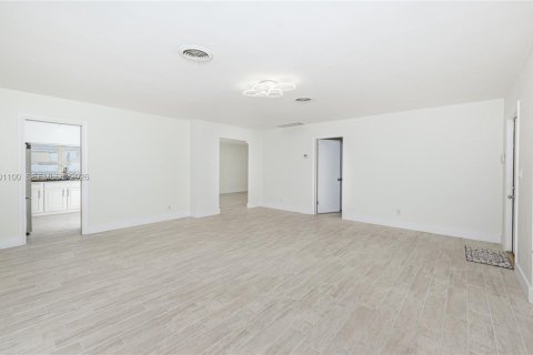 House in Hollywood, Florida 4 bedrooms, 196.67 sq.m. № 2401343 - photo 11