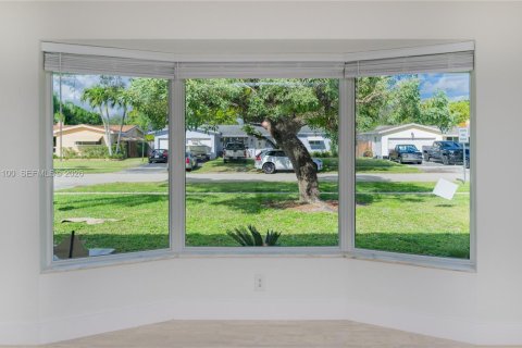 House in Hollywood, Florida 4 bedrooms, 196.67 sq.m. № 2401343 - photo 5
