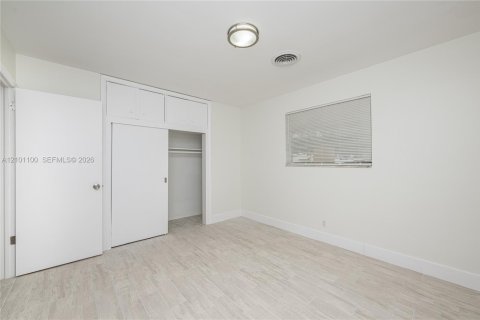 House in Hollywood, Florida 4 bedrooms, 196.67 sq.m. № 2401343 - photo 24