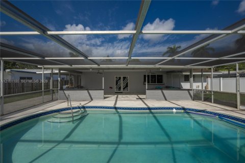 House in Hollywood, Florida 4 bedrooms, 196.67 sq.m. № 2401343