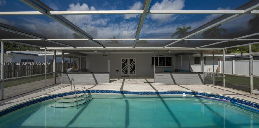 House in Hollywood, Florida 4 bedrooms, 196.67 sq.m. № 2401343