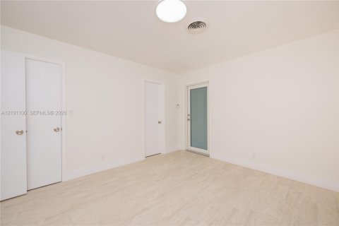 House in Hollywood, Florida 4 bedrooms, 196.67 sq.m. № 2401343 - photo 16