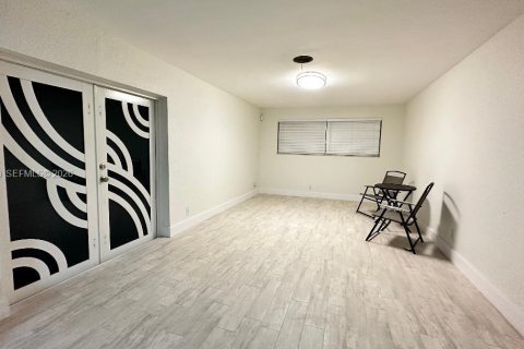 House in Hollywood, Florida 4 bedrooms, 196.67 sq.m. № 2401343 - photo 9