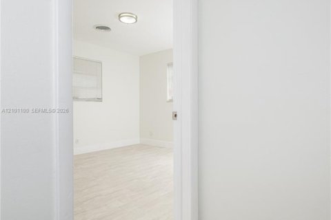 House in Hollywood, Florida 4 bedrooms, 196.67 sq.m. № 2401343 - photo 20
