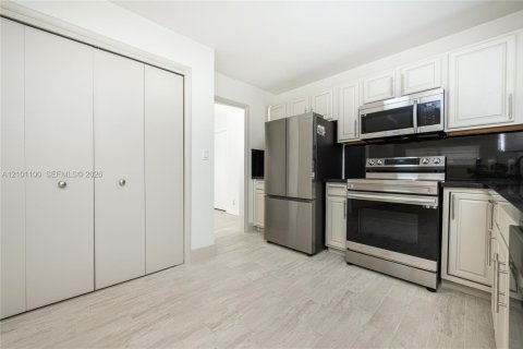 House in Hollywood, Florida 4 bedrooms, 196.67 sq.m. № 2401343 - photo 8