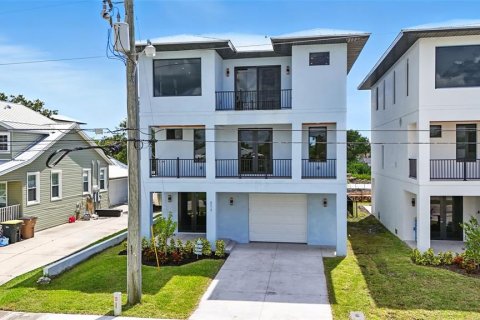House in Punta Gorda, Florida 3 bedrooms, 215.16 sq.m. № 1917284 - photo 1