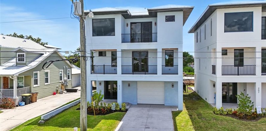 House in Punta Gorda, Florida 3 bedrooms, 215.16 sq.m. № 1917284