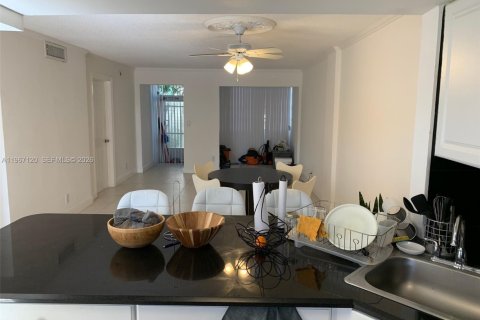 Condominio en Hallandale Beach, Florida, 2 dormitorios  № 2028452