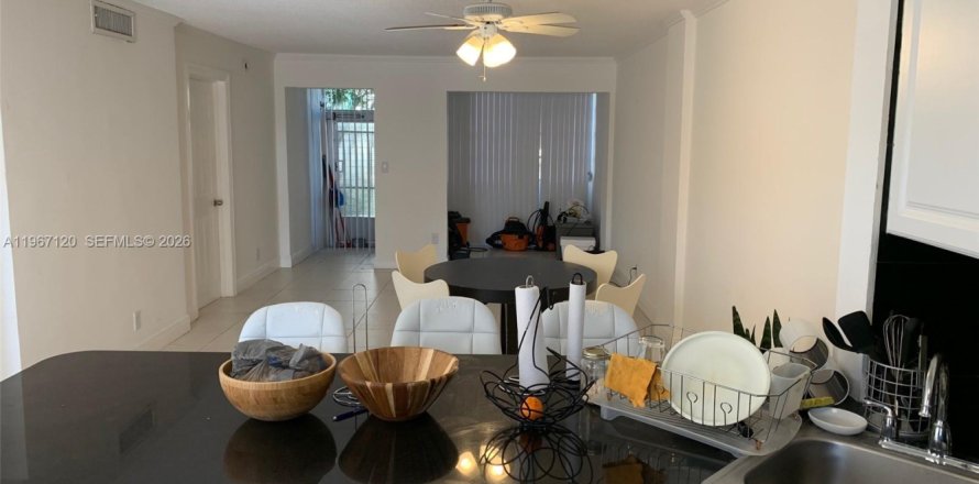 Кондоминиум с 2 спальнями в Халландейл-Бич, Флорида № 2028452