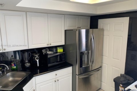 Снять в аренду кондоминиум в Халландейл-Бич, Флорида 2 спальни, 85.56м2, № 2028452 - фото 2