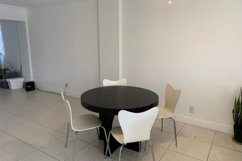 Снять в аренду кондоминиум в Халландейл-Бич, Флорида 2 спальни, 85.56м2, № 2028452 - фото 6